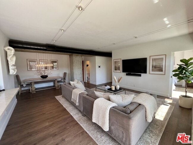 Building Photo - 838 N Doheny Dr