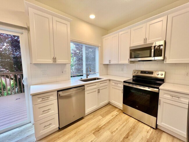 Foto del edificio - NEWLY RENOVATED! Spacious 2-Bedroom Townhome in a Charming Cul-de-Sac!