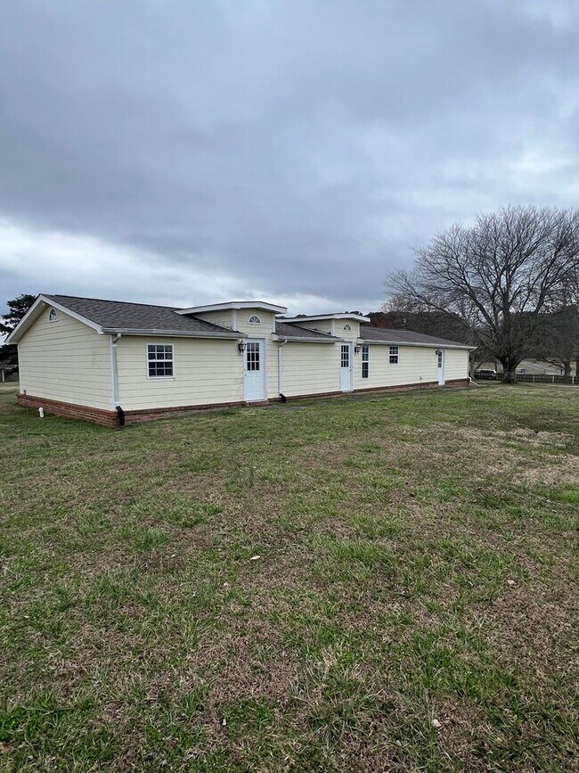 Building Photo - 2 Bedroom/3 Bath