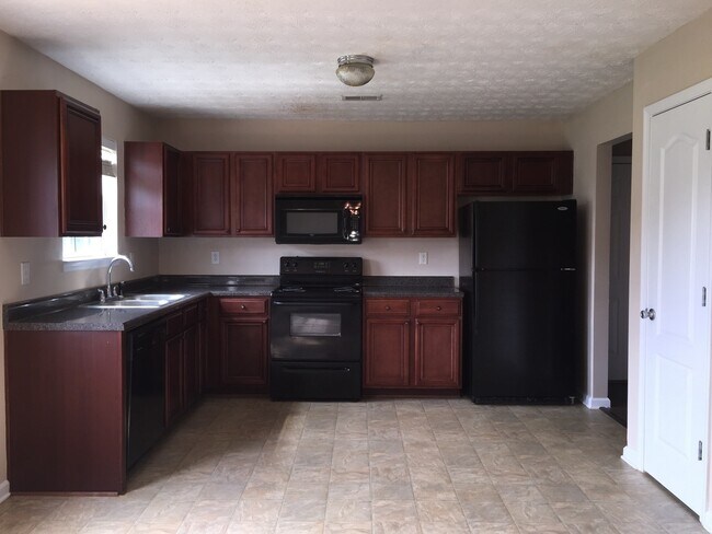 Building Photo - Ola schools 4 bedrooms 2.5 baths on large ...