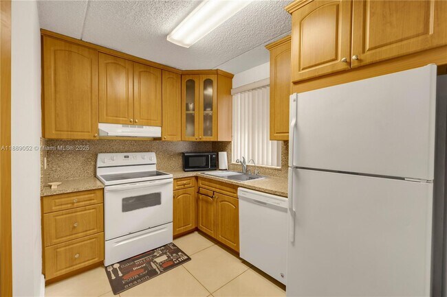 Foto del edificio - 6135 NW 186th St