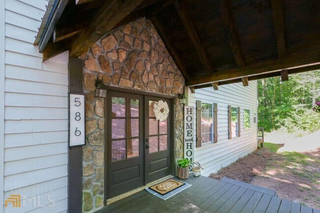 Building Photo - 586 Pine Trail