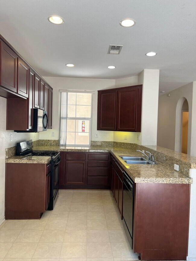 Foto del edificio - Wonderful Eastlake Townhome, 3 bedroom, 2.5 bath home, 2 car garage!