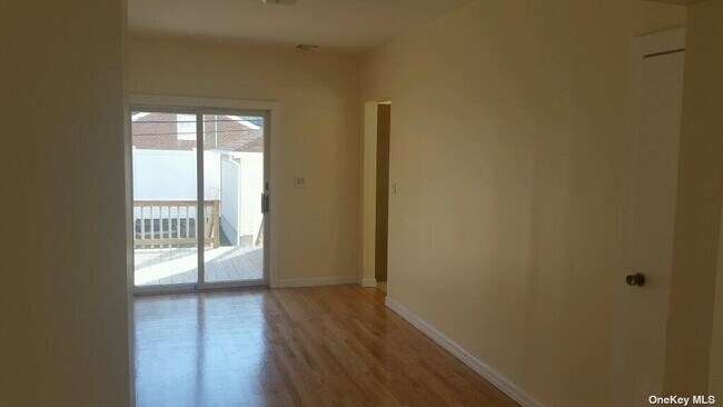 Foto del edificio - 548 E Broadway