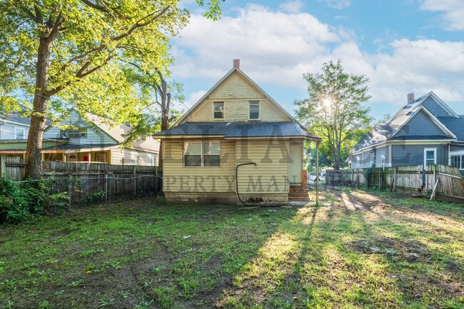 Building Photo - 1329 N Wellington Pl