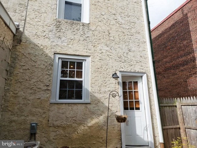 Building Photo - 1317 E Eyre St