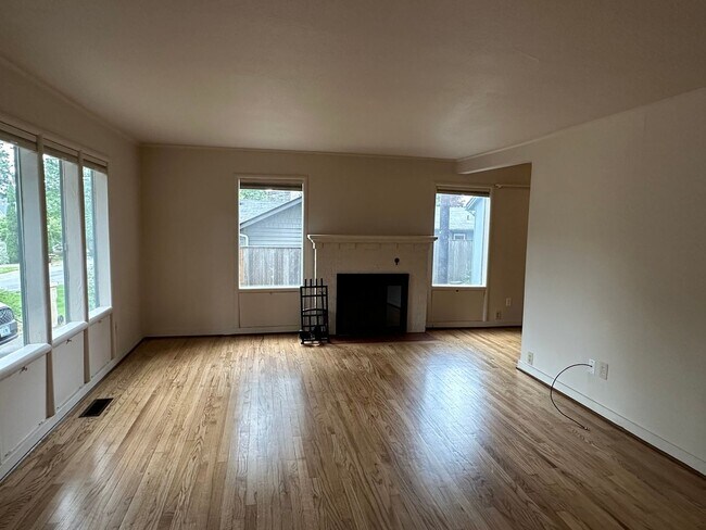 Building Photo - Updated cozy 2 Bed w/ Yard and One car garage