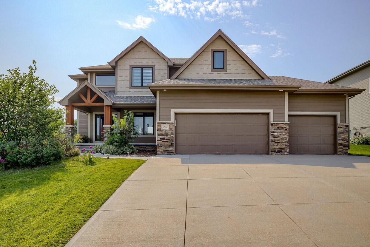 Primary Photo - Spacious Papillion Home!!