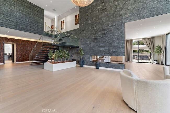 Building Photo - 1024 Summit Dr