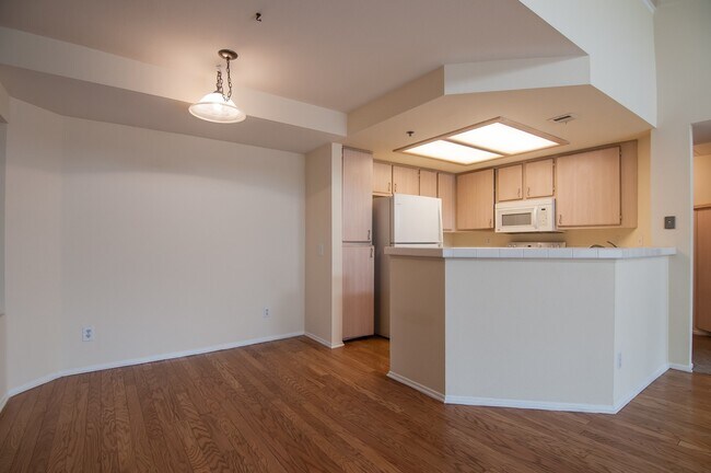 Building Photo - Spacious 2 Bed / 2 Bath Condo + Loft  in M...