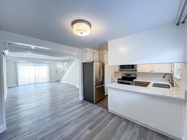 Building Photo - BEAUTIFUL 2 STORY TOWNHOUSE STYLE WITH A/C,  WASHER/DRYER, POOL, AND ONE PARKING SPACE