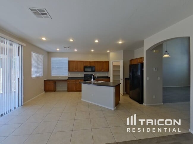 Foto del edificio - 41272 W Laramie Rd