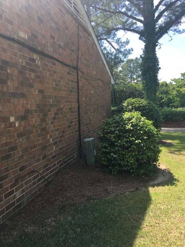 Building Photo - Adorable 2 BR | 1 BA Townhome in Goldsboro! Excellent Location!