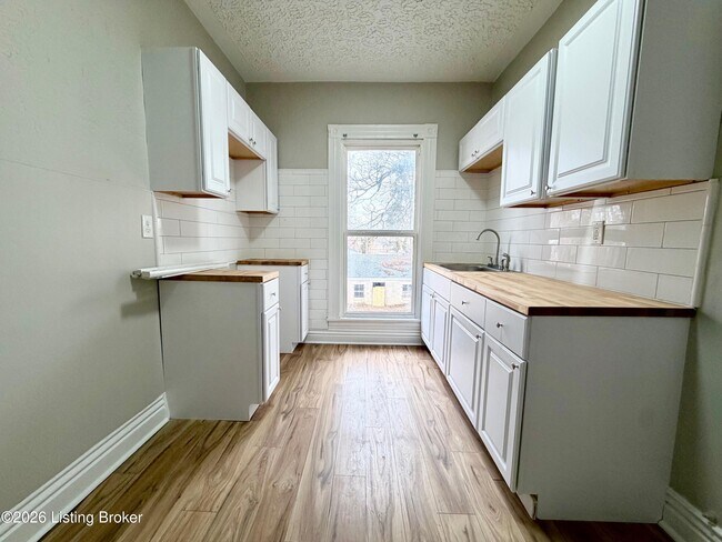 Foto del edificio - 2631 W Madison St