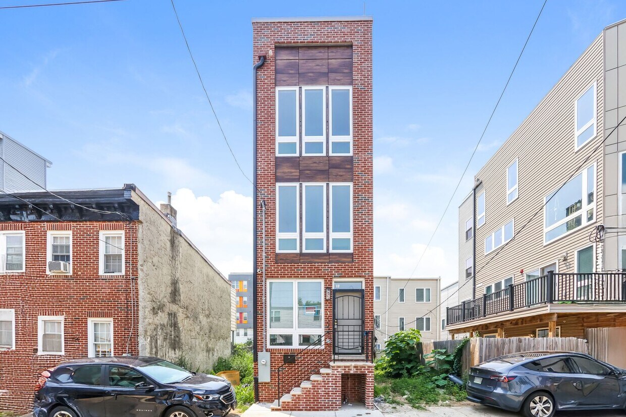 Primary Photo - 1948 N Darien St