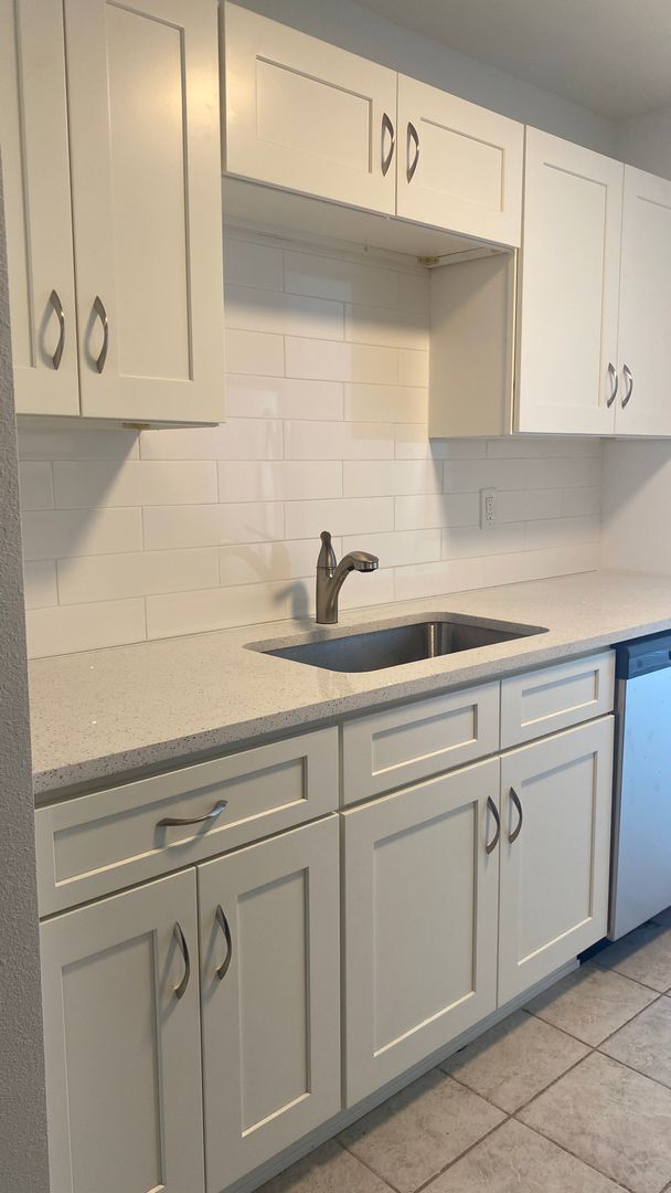 Building Photo - Fully Remodeled 2/2 Villa, Stainless, Granite Fully Tiled! WIFI Included!