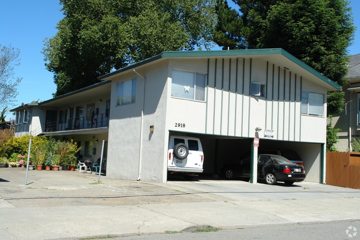 Primary Photo - 2918 Deakin St