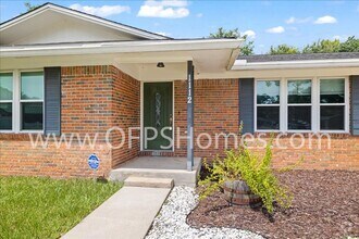 Building Photo - 1112 Coral Dr