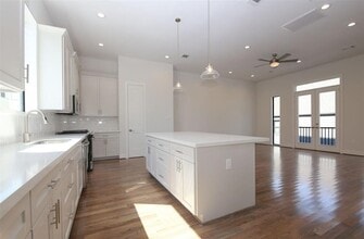 Building Photo - 820 W 22nd St