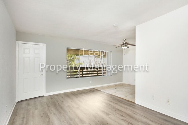 Foto del edificio - 1490 W Lambert Rd
