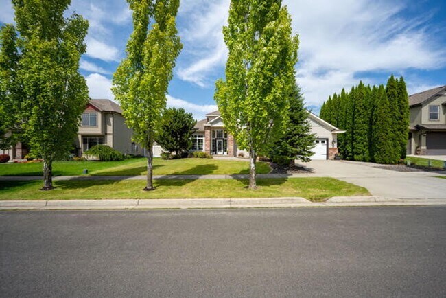 Foto del edificio - Strawberry Fields Neighborhood 4 bed 3 bath with office