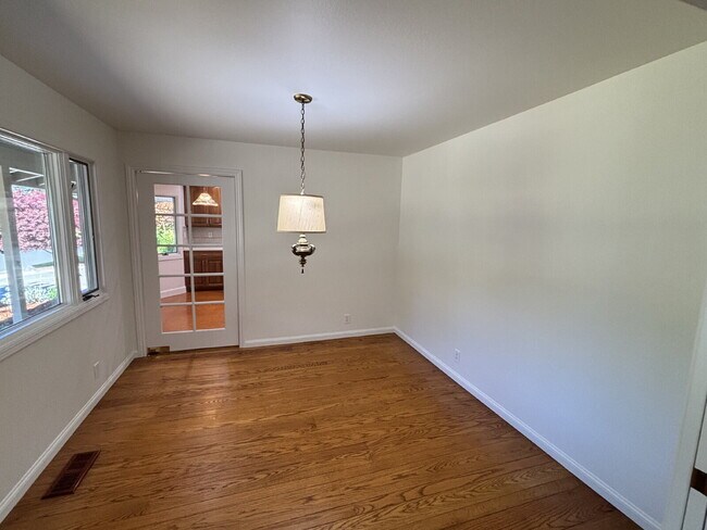 Building Photo - 485 Butterfield Pl