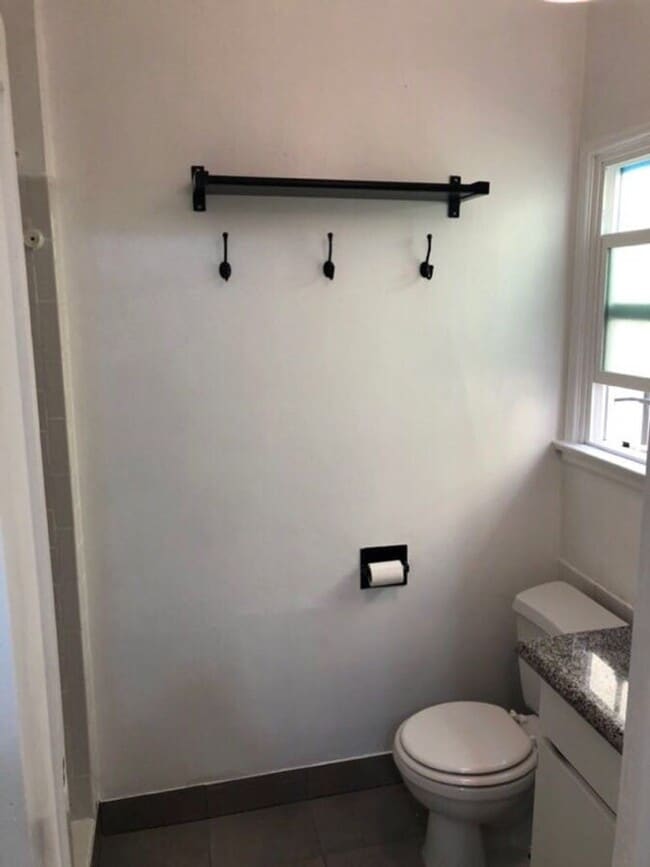Photo - ****** BEAUTIFUL FRENCH NORMANDY STYLE 1BR APARTMENT ********