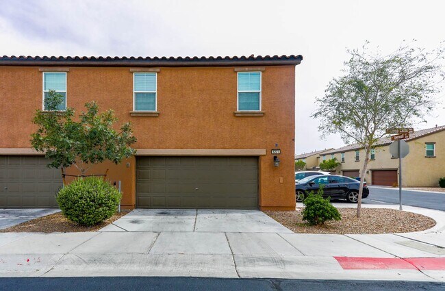 Building Photo - 3 Bed, 2 Bath Townhome Just Outside of Nel...