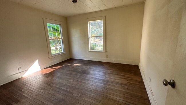 Building Photo - Cute 3 bedroom home!