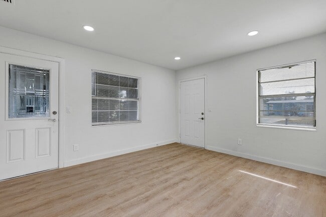 Building Photo - Beautifully Refreshed 3-Bedroom Home – Modern Kitchen & Spacious Interior