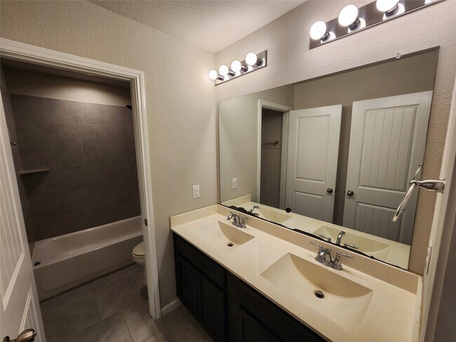 Building Photo - 1310 Central Heights Dr