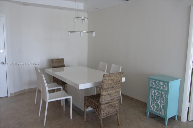 Foto del edificio - 5701 Collins Ave
