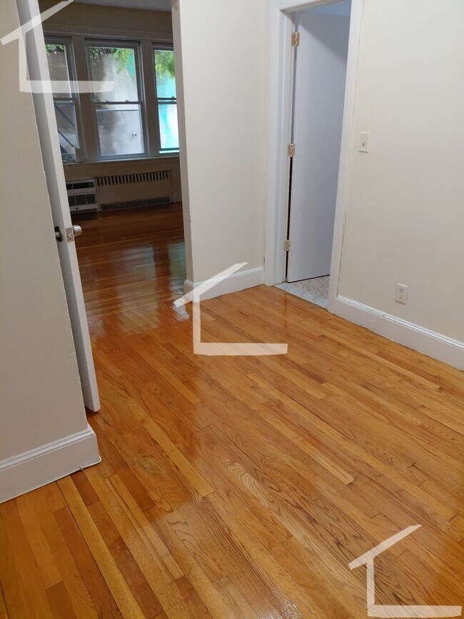 Building Photo - Nicely renovated 2 bed 2 bath unit near th...