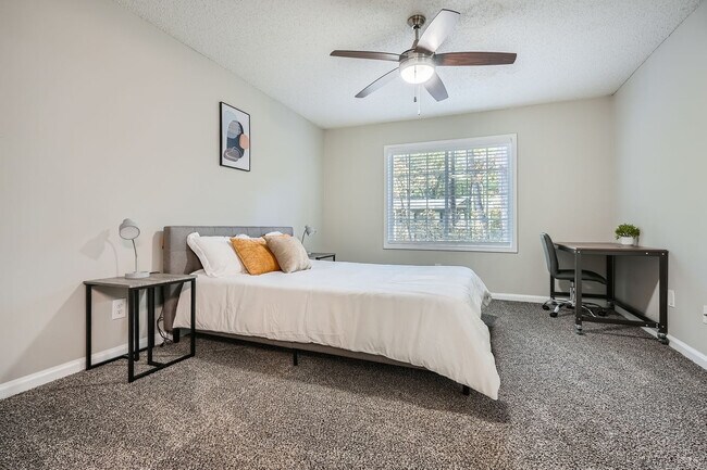 Foto del edificio - 1800 Lantern Ridge Dr