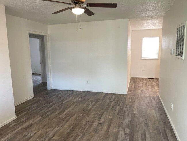 Building Photo - New paint, 3 bed 1 bath 1 car in SE Okc!