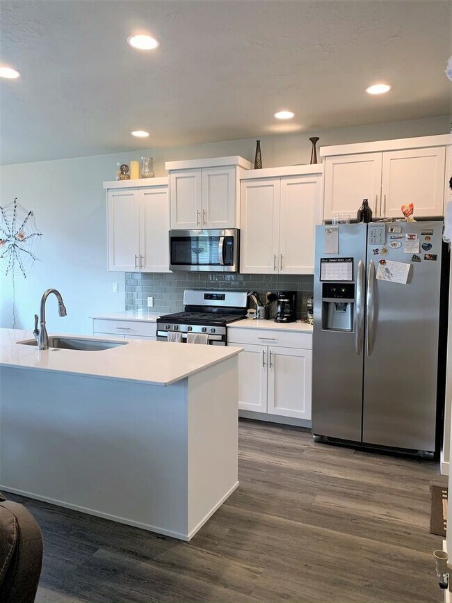 Foto del edificio - Newer 4 bed 2.5 bath home off Overland and...