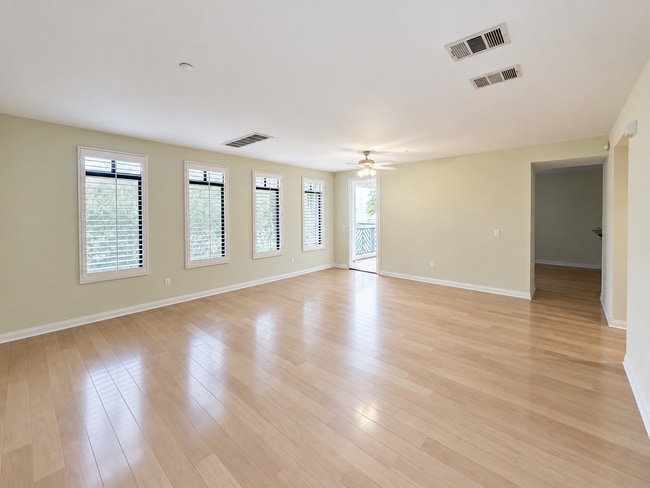 Building Photo - 5625 Crescent Prk W