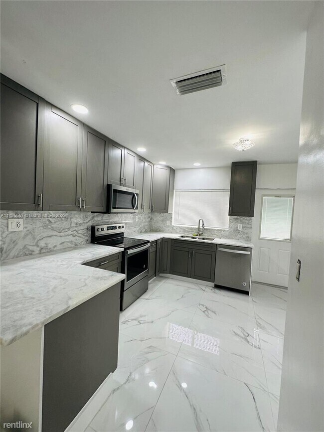 Foto del edificio - 4 br, 2 bath House - 5931 NE 5th Ave # 5931