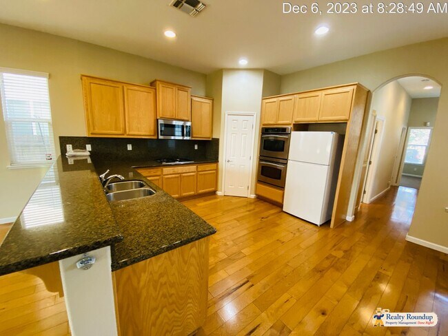 Building Photo - Gorgeous Home with Lots of Space