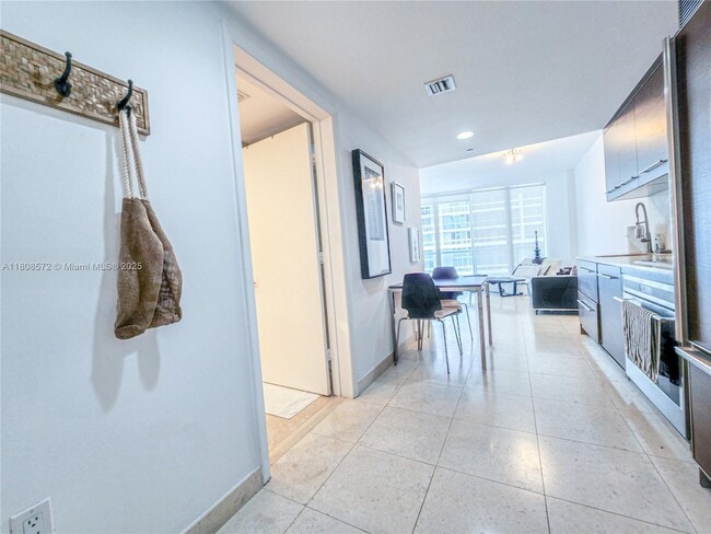 Building Photo - 495 Brickell Ave