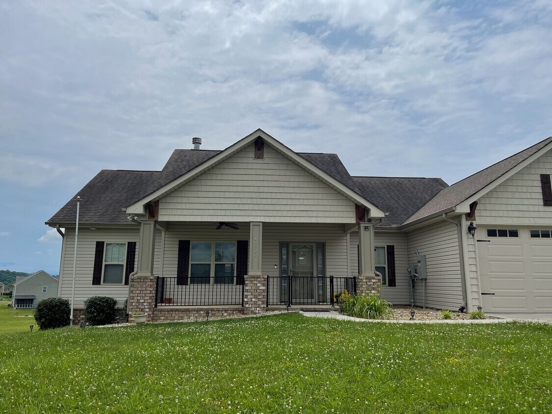 2622 Vista Meadows Ln, Sevierville, TN 37876 House Rental in