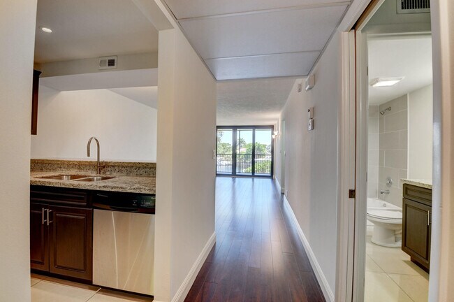 Building Photo - 18 Royal Palm Way