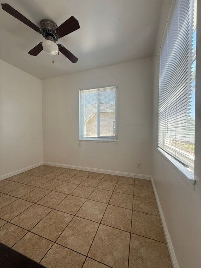 Foto del edificio - 482-482 Almond Ave