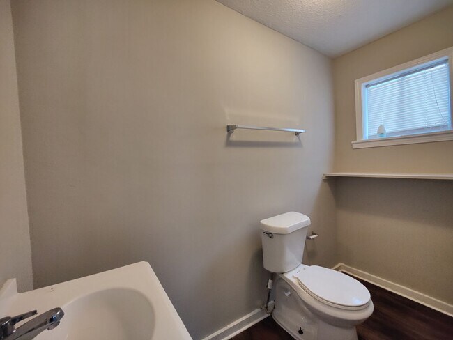 Building Photo - Spacious 3 bedroom 1 bathroom home!
