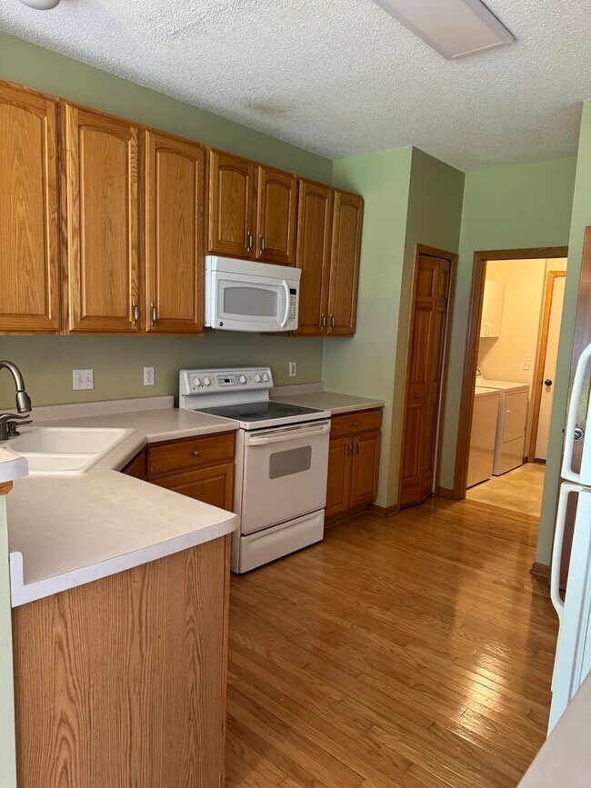 Foto del edificio - 2BR+LOFT/2.5BA Townhouse- Great Shakopee l...