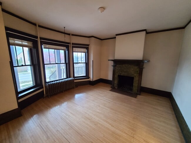 Building Photo - 1111 E 4th St
