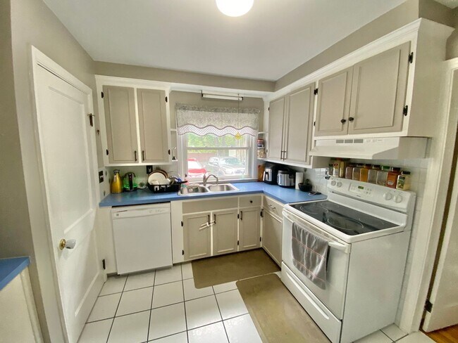 Building Photo - 2 Bedroom House South Burlington Available...