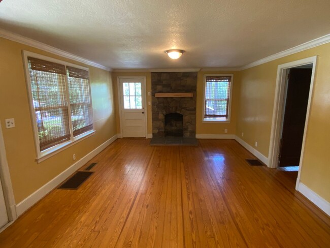 Building Photo - Spacious 2 bed home in East Brainerd! Lawn...
