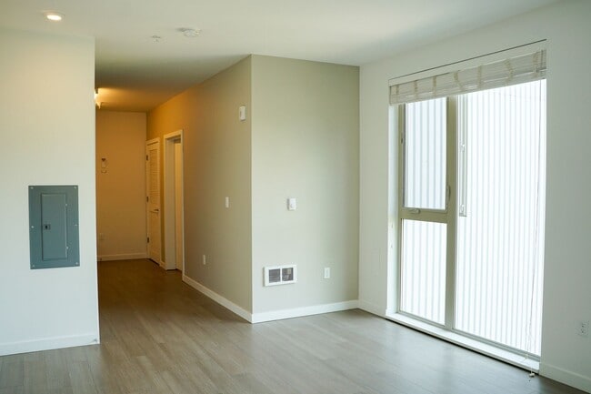 Building Photo - Contemporary Cool 3rd Floor Studio w/Premi...