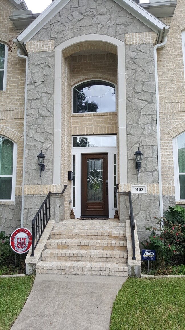 Building Photo - 5105 Maple St